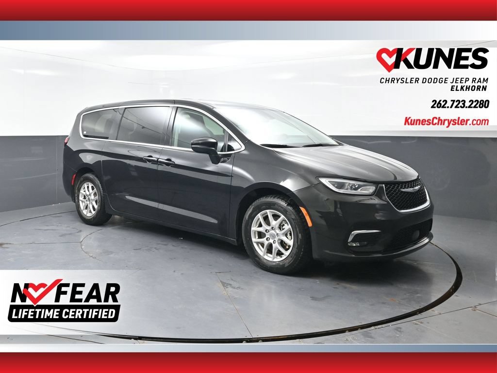 Used 2023 Chrysler Pacifica Touring-L FWD image 1