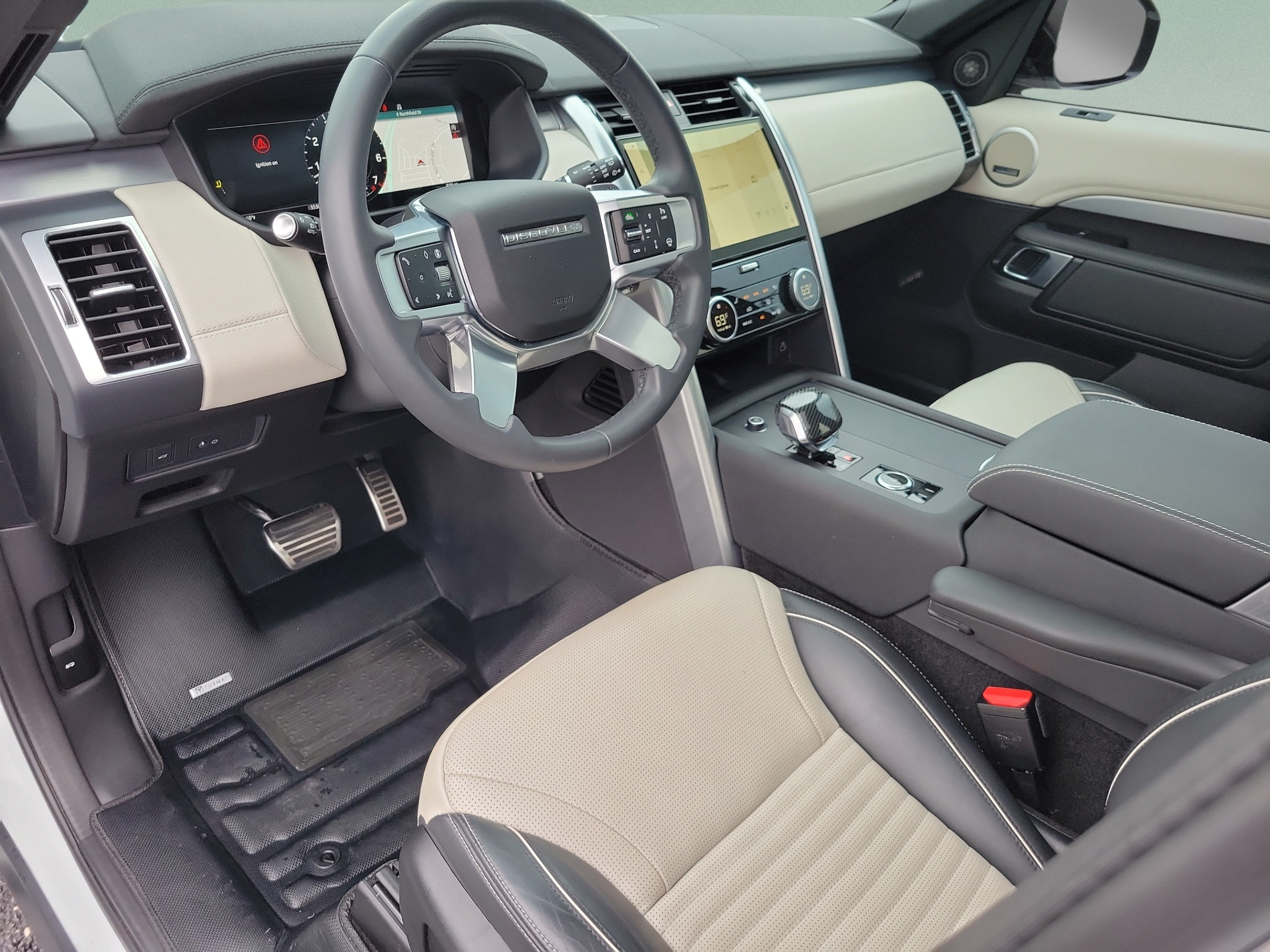 Used 2024 Land Rover Discovery Dynamic SE AWD/4WD image 17