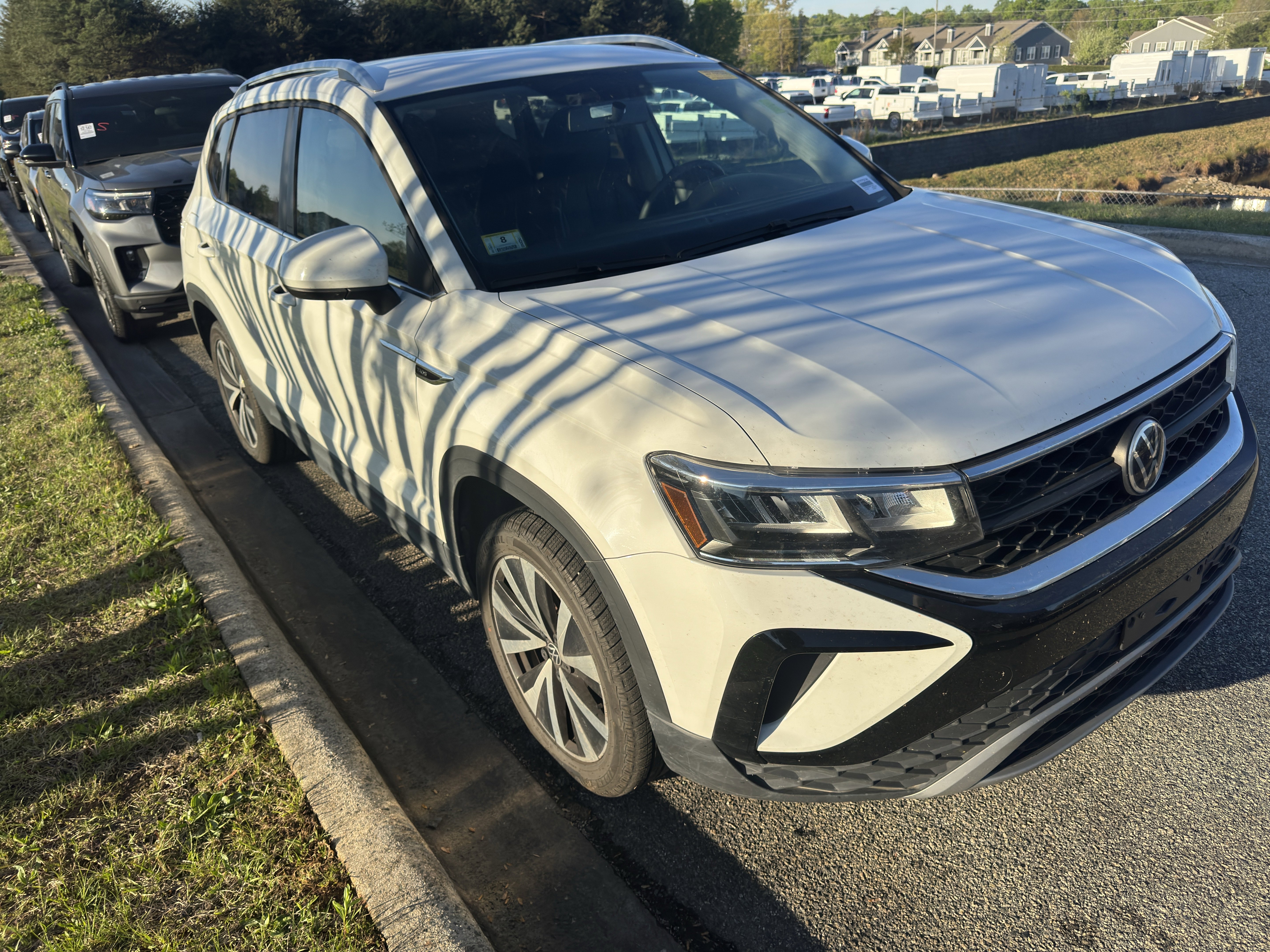 Used 2022 Volkswagen Taos SE image 2