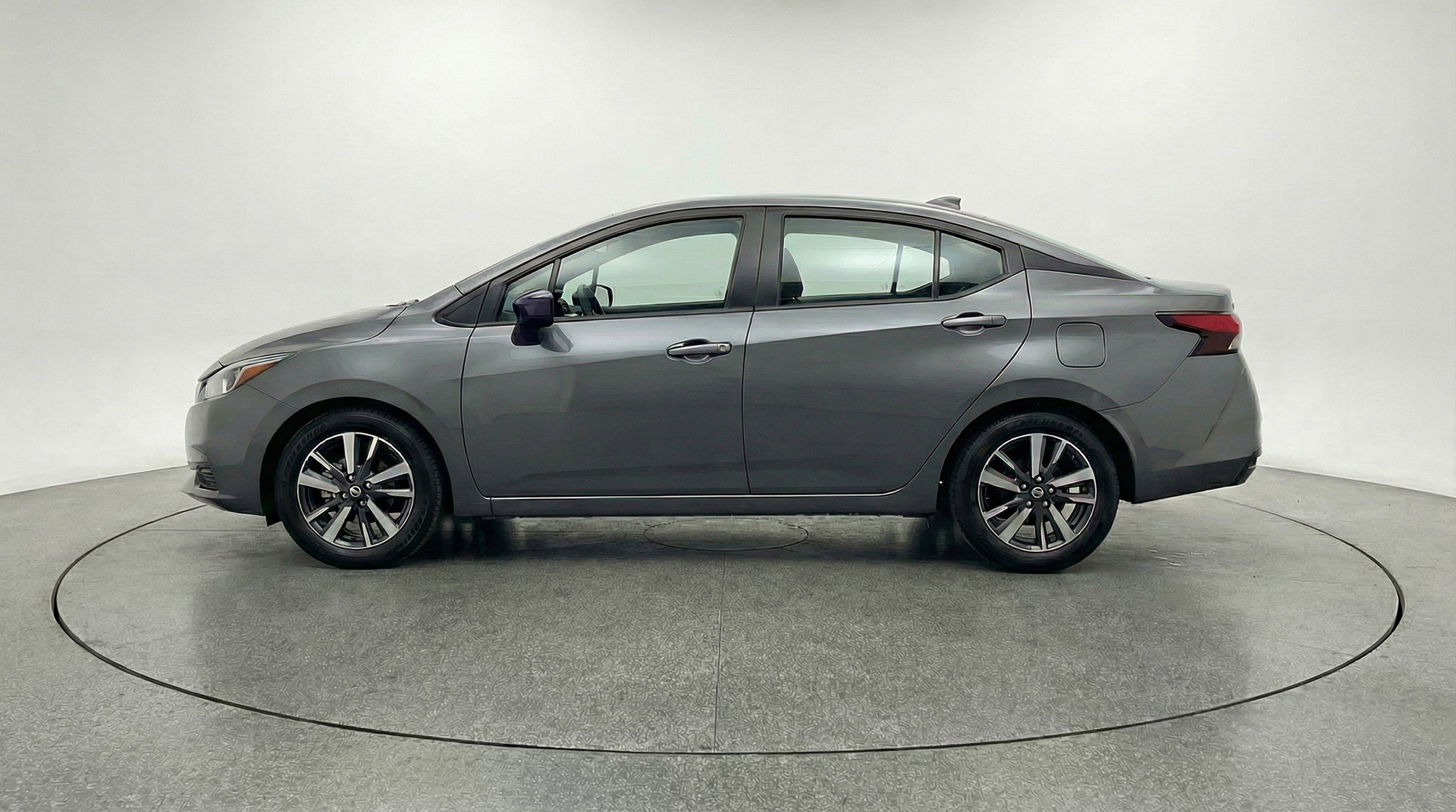 Used 2025 Nissan Versa SV image 5