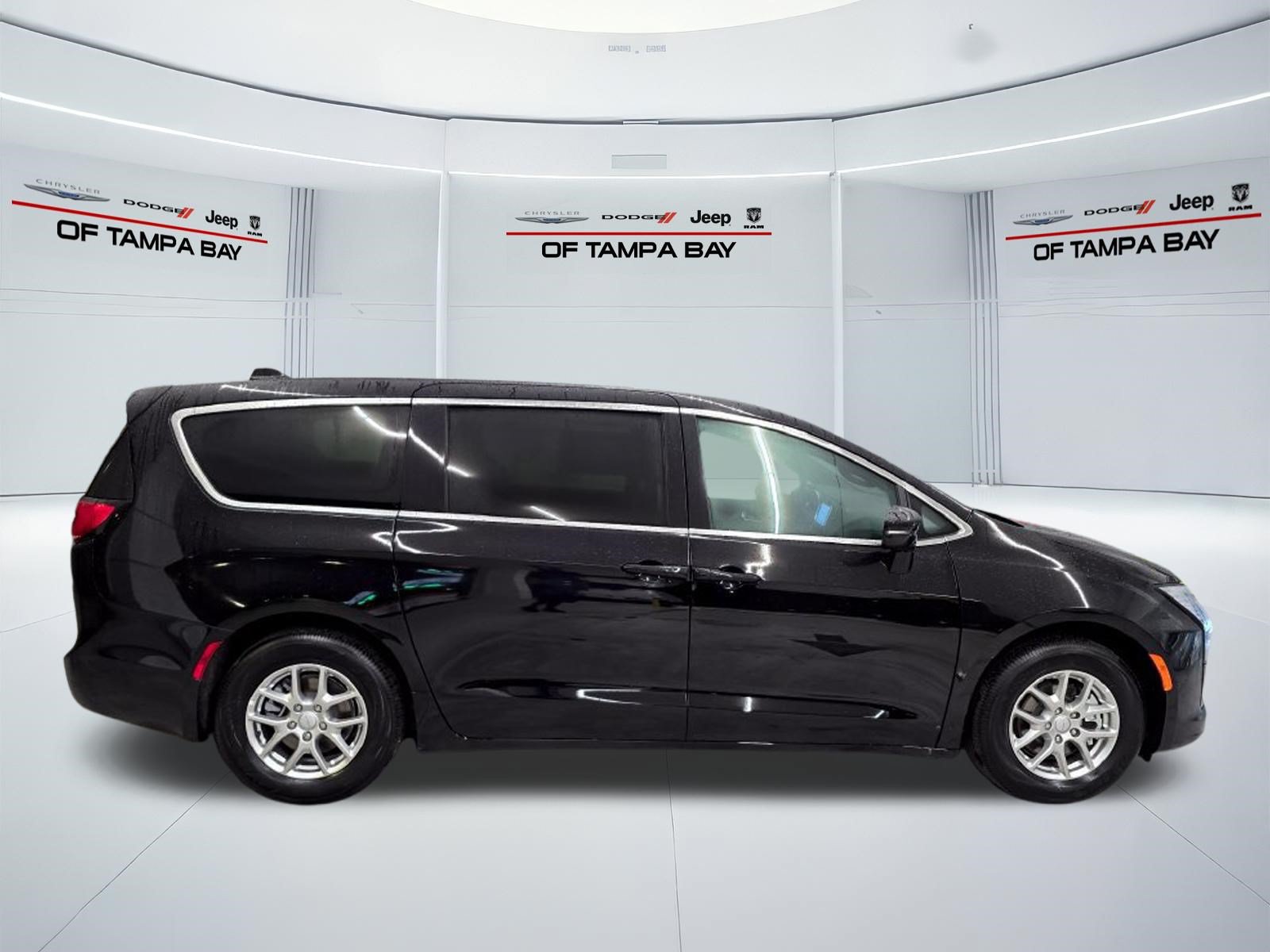New 2027 Chrysler Pacifica Select FWD image 7