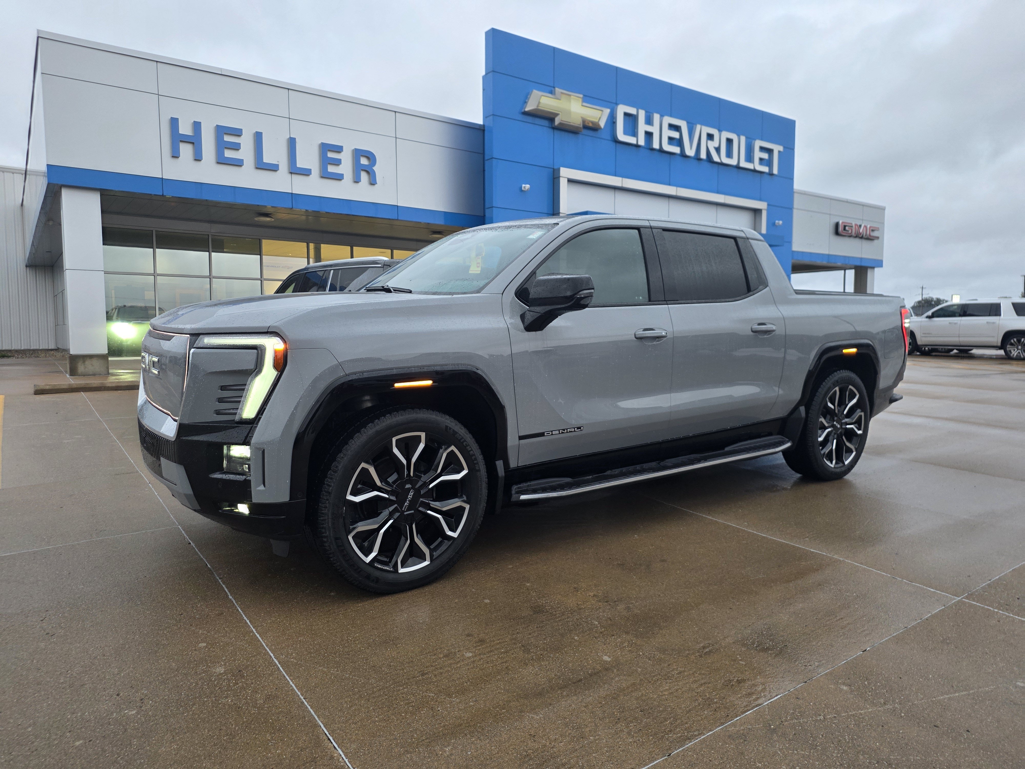 Used 2024 GMC Sierra EV Denali AWD/4WD image 3