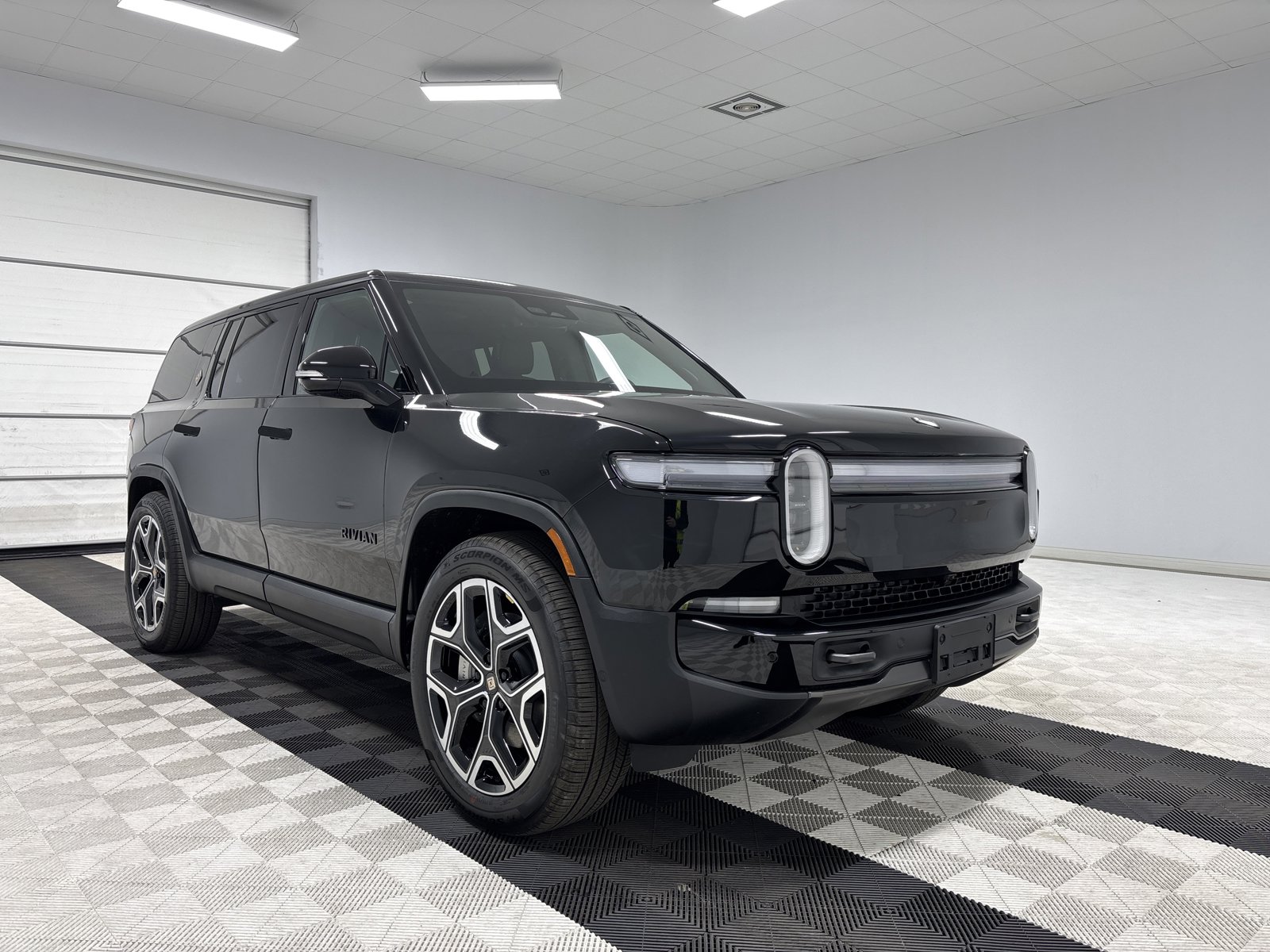 Used 2025 Rivian R1S Adventure AWD/4WD image 7