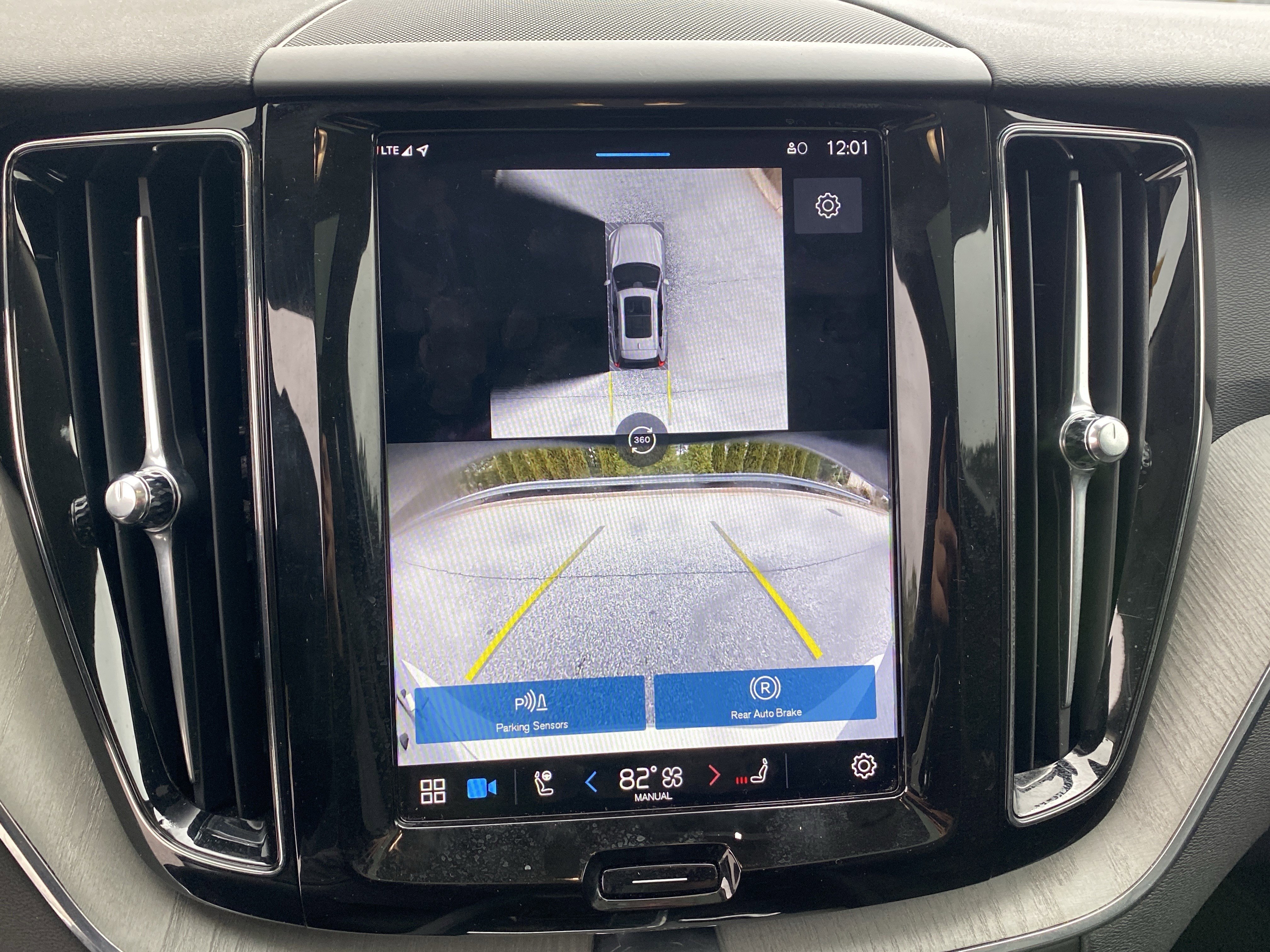 Used 2025 Volvo XC60 B5 Plus image 28