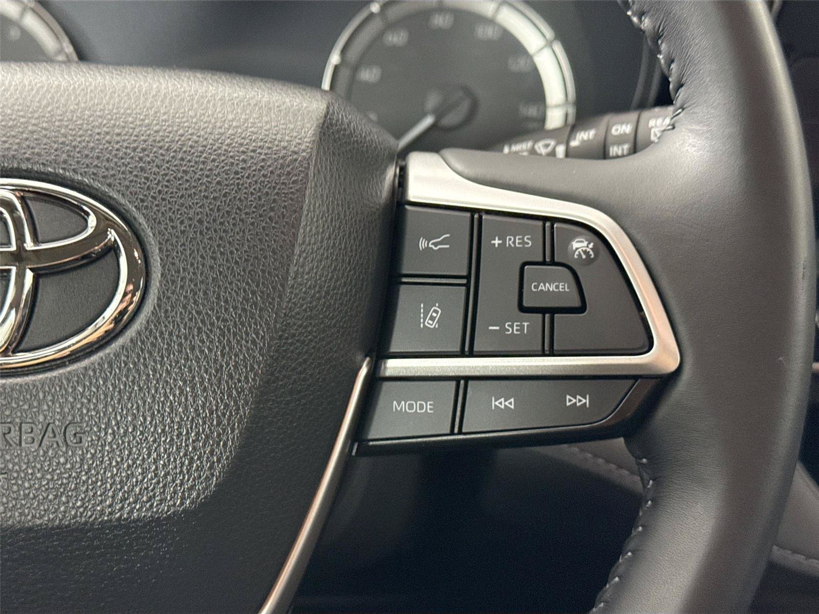 Used 2023 Toyota Highlander LE FWD image 18