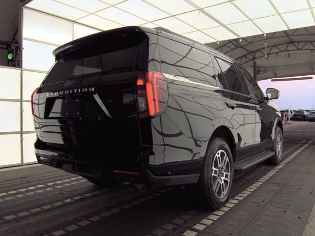 Used 2025 Ford Expedition Active AWD/4WD image 2