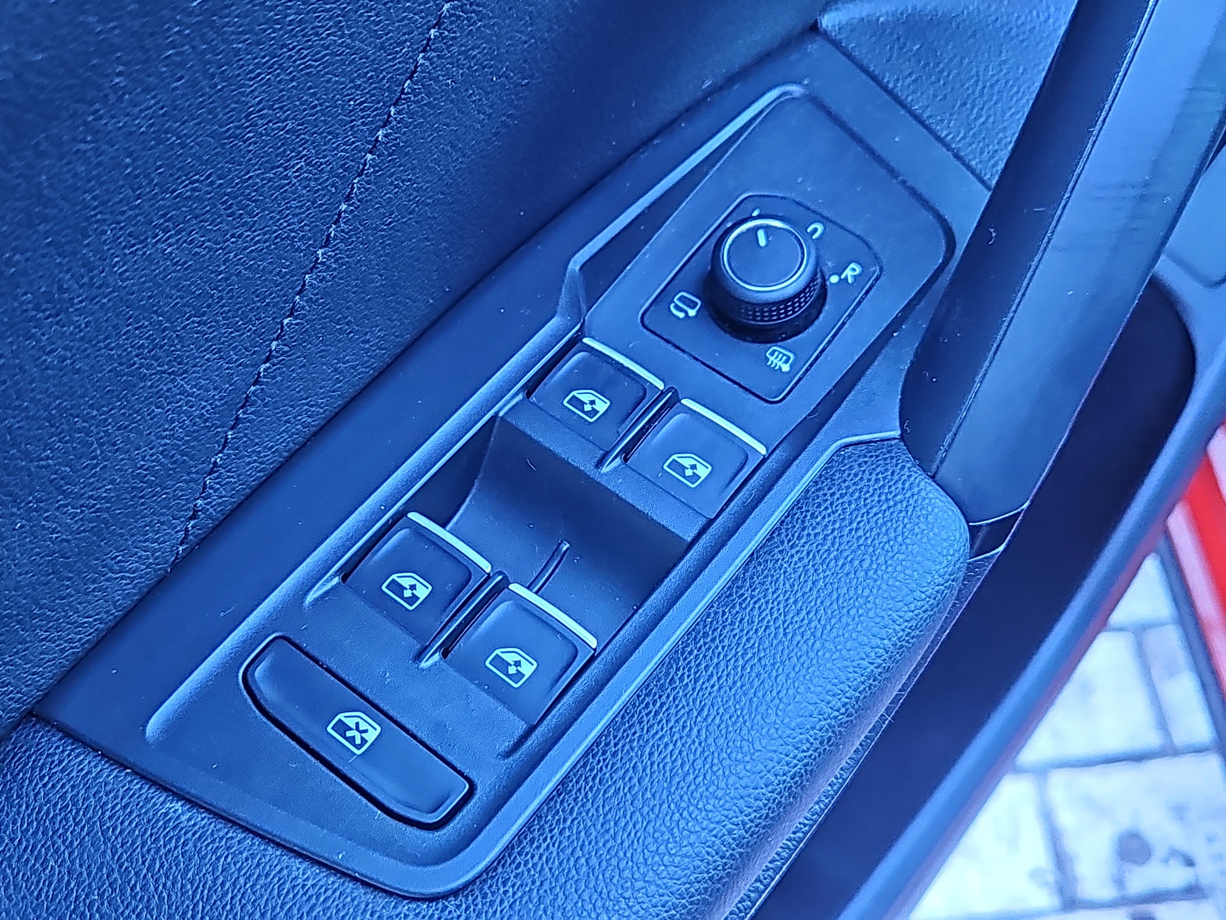 Used 2019 Volkswagen Tiguan SEL Premium image 23