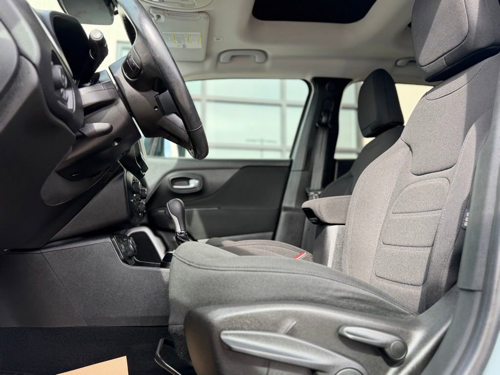 Used 2018 Jeep Renegade Latitude w/ Safety & Security Group image 11