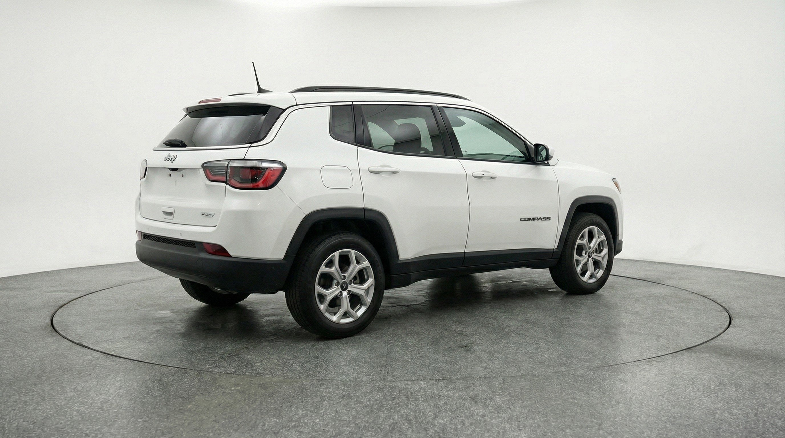 Used 2025 Jeep Compass Latitude image 9