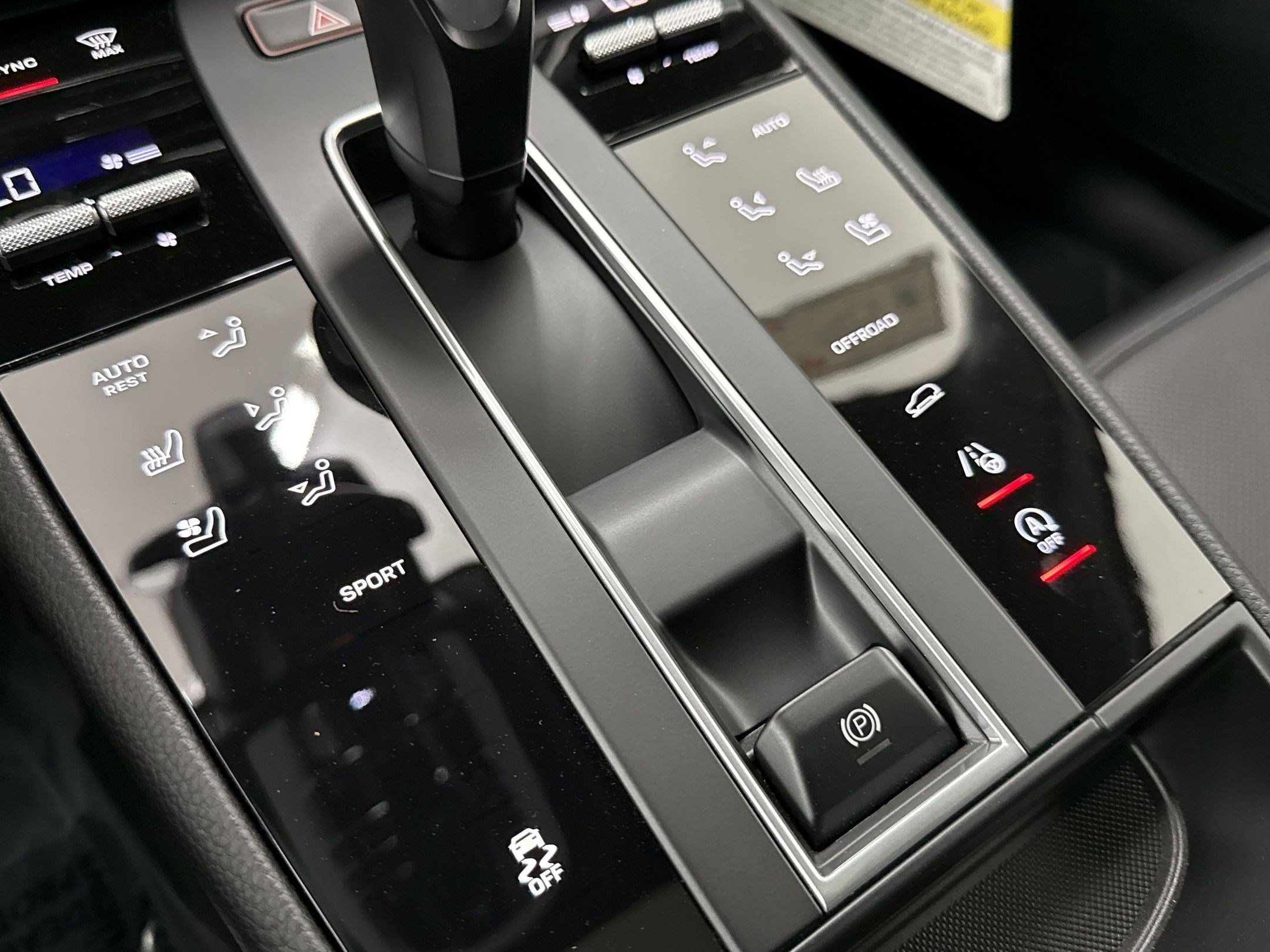 Used 2025 Porsche Macan AWD/4WD image 27