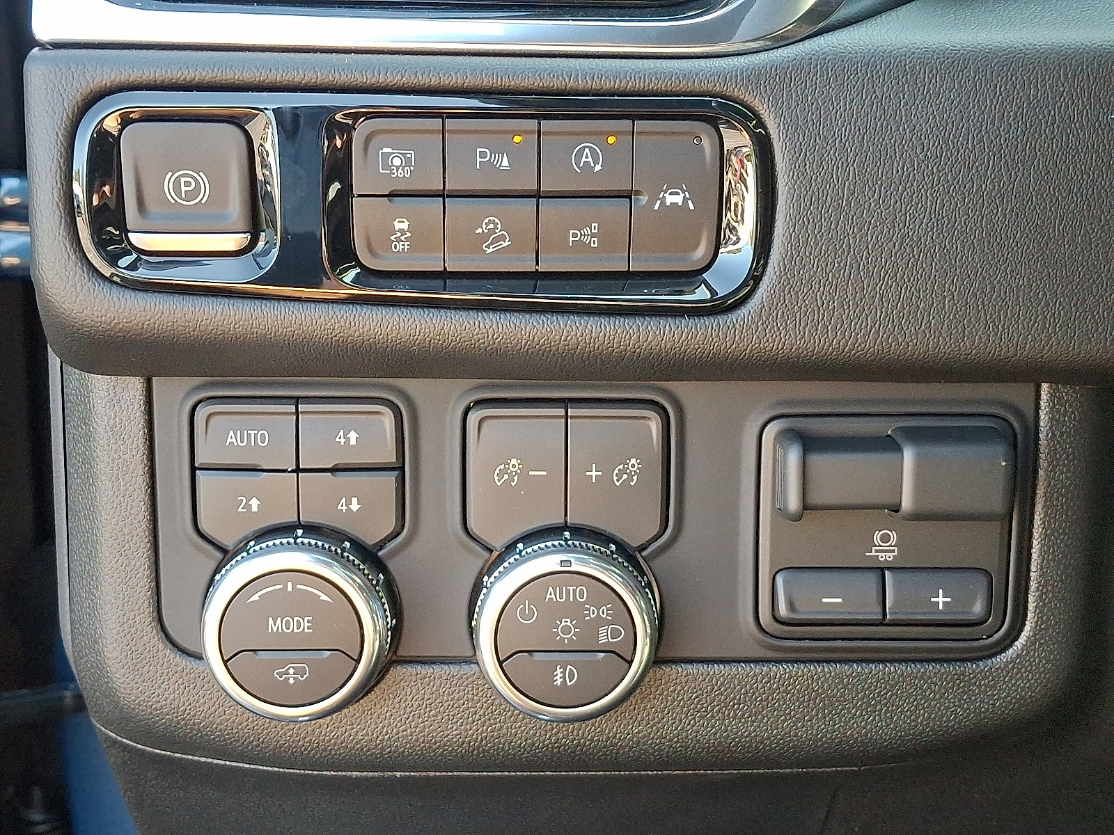 New 2025 GMC Yukon XL Denali w/ Sun & Power Step Package image 22