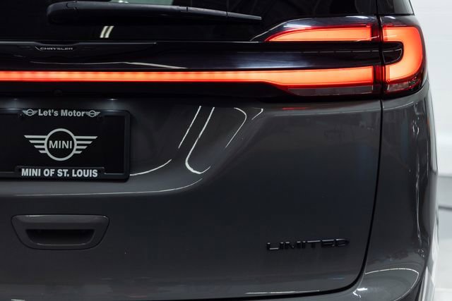 Used 2025 Chrysler Pacifica Limited image 8