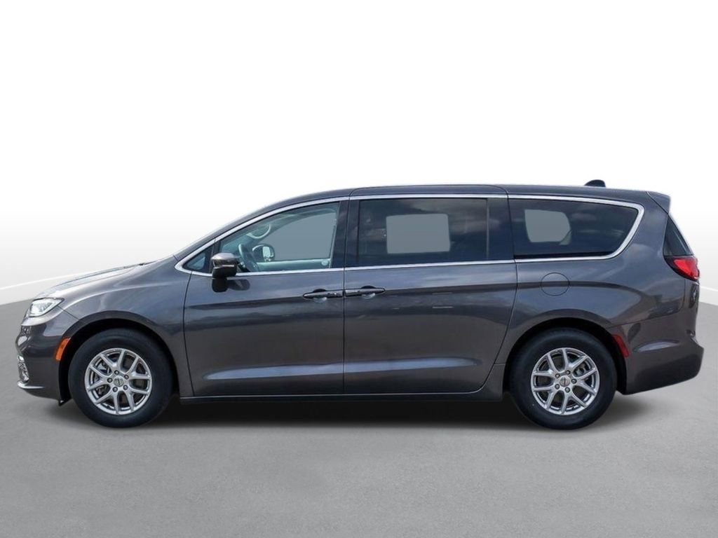 Used 2023 Chrysler Pacifica Touring-L FWD image 5