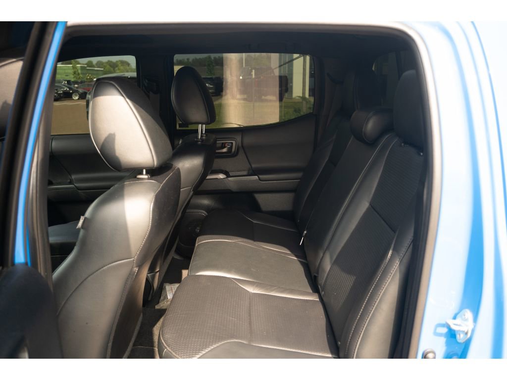 Used 2020 Toyota Tacoma TRD Sport w/ TRD Premium Sport Package AWD/4WD image 15