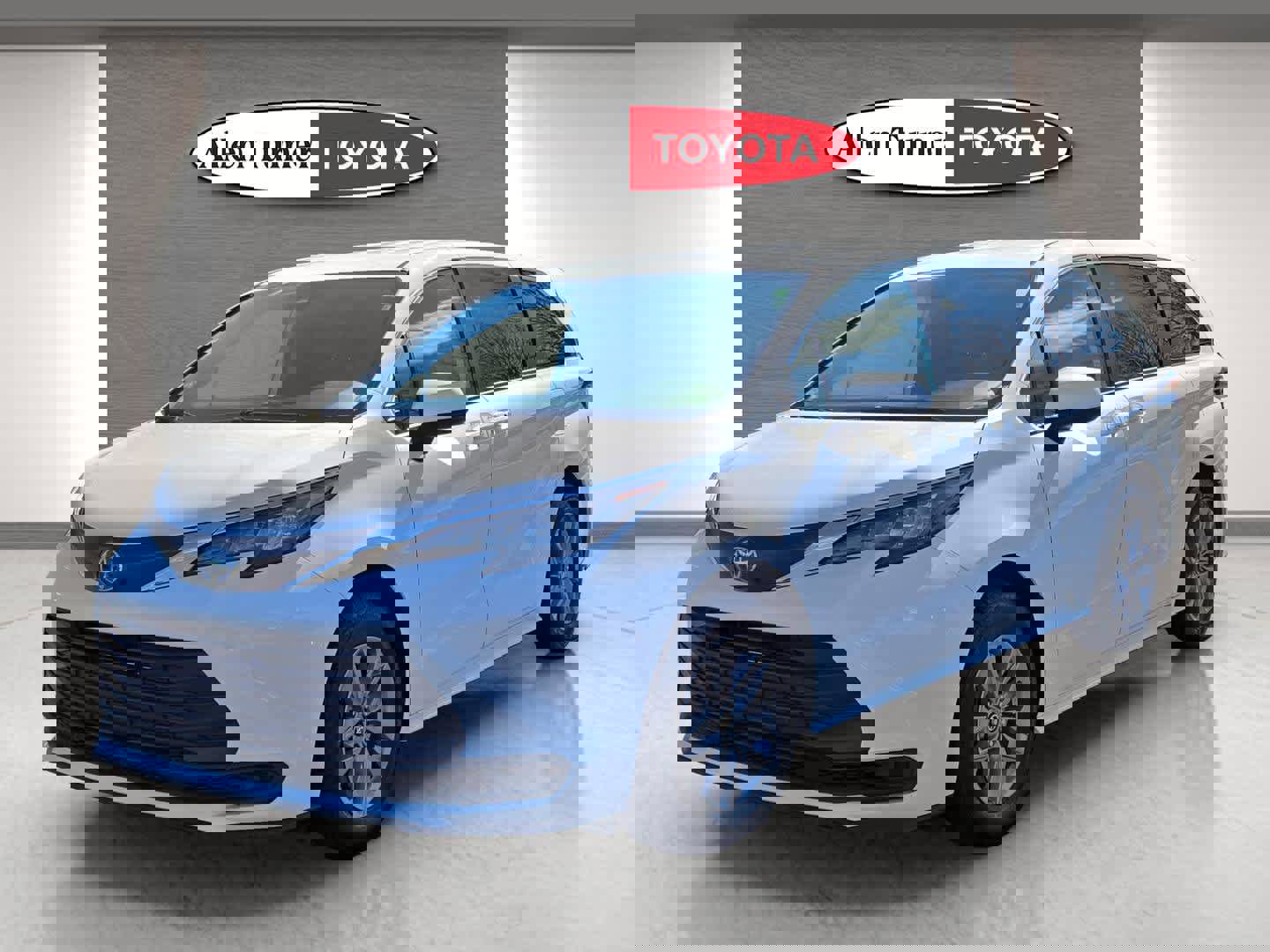 Used 2024 Toyota Sienna LE image 3