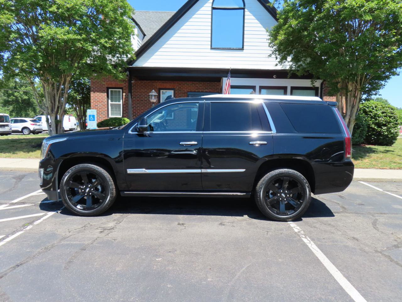 Used 2018 Cadillac Escalade Premium Luxury RWD image 3