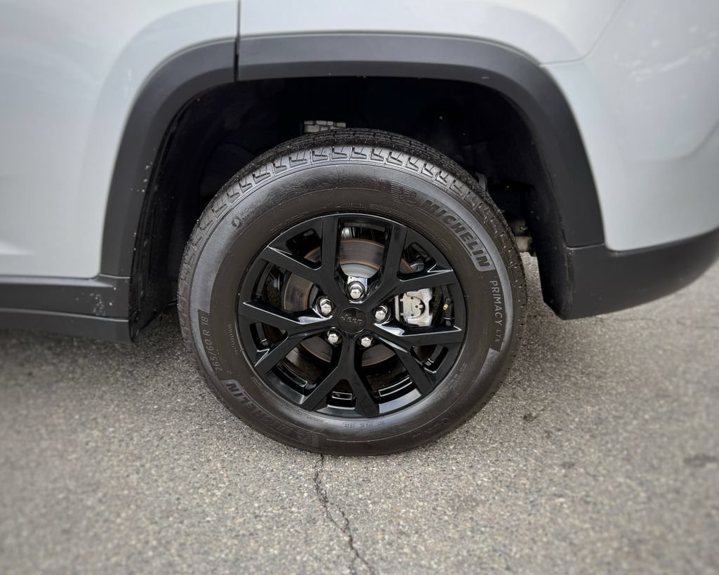 Used 2025 Jeep Grand Cherokee Altitude AWD/4WD image 16
