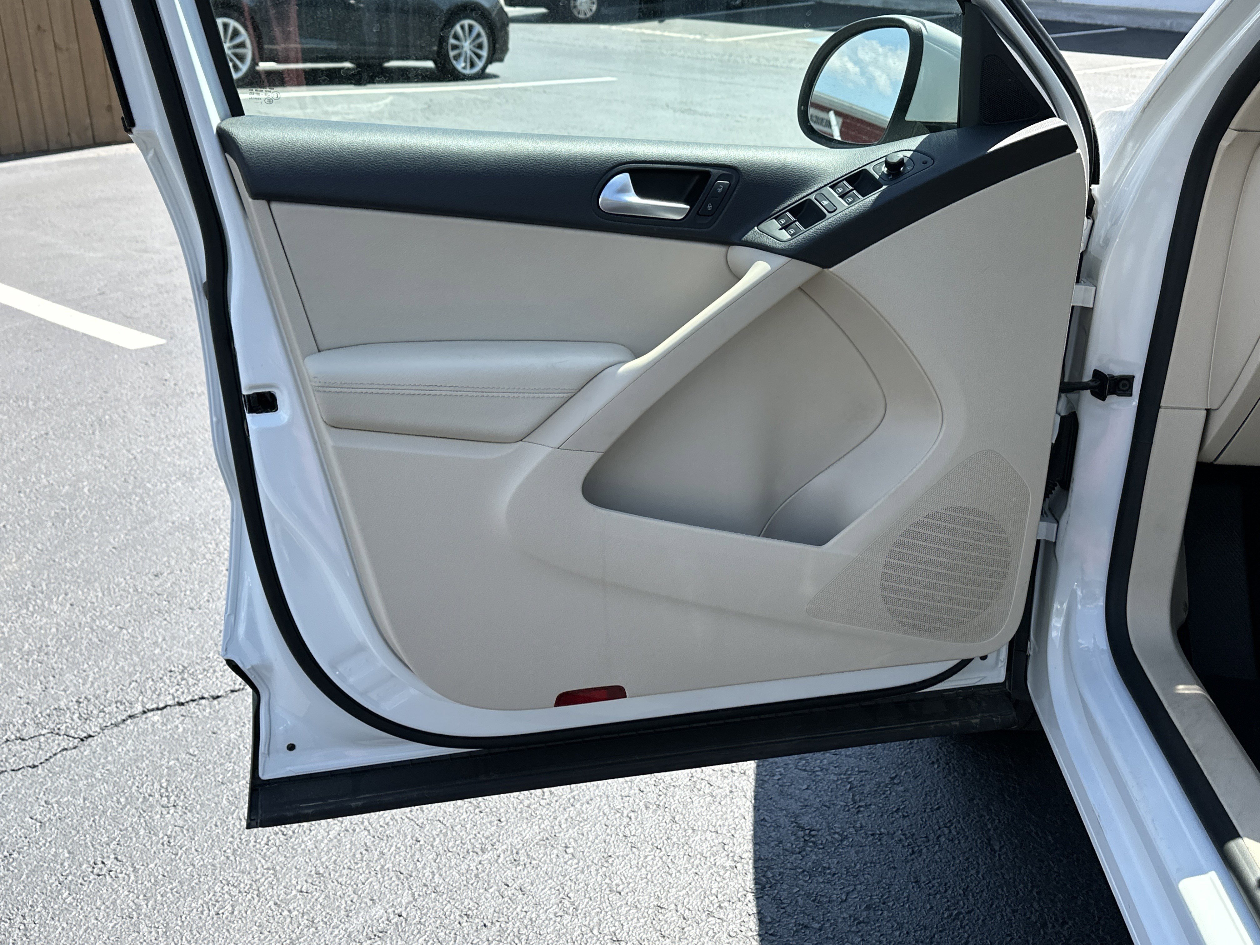 Used 2014 Volkswagen Tiguan S image 10