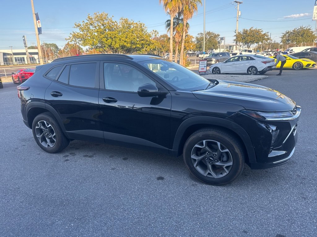 Used 2024 Chevrolet Trax LT w/ LT Convenience Package image 4