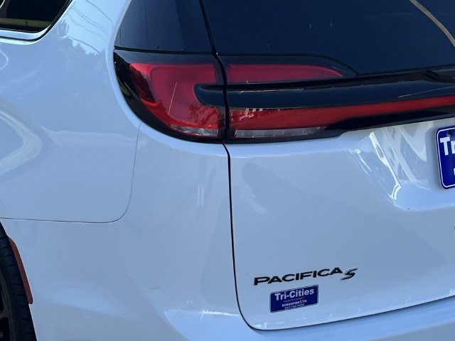 Used 2025 Chrysler Pacifica Limited FWD image 5