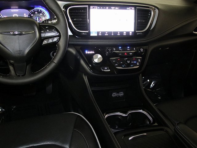 Used 2025 Chrysler Pacifica Limited image 16