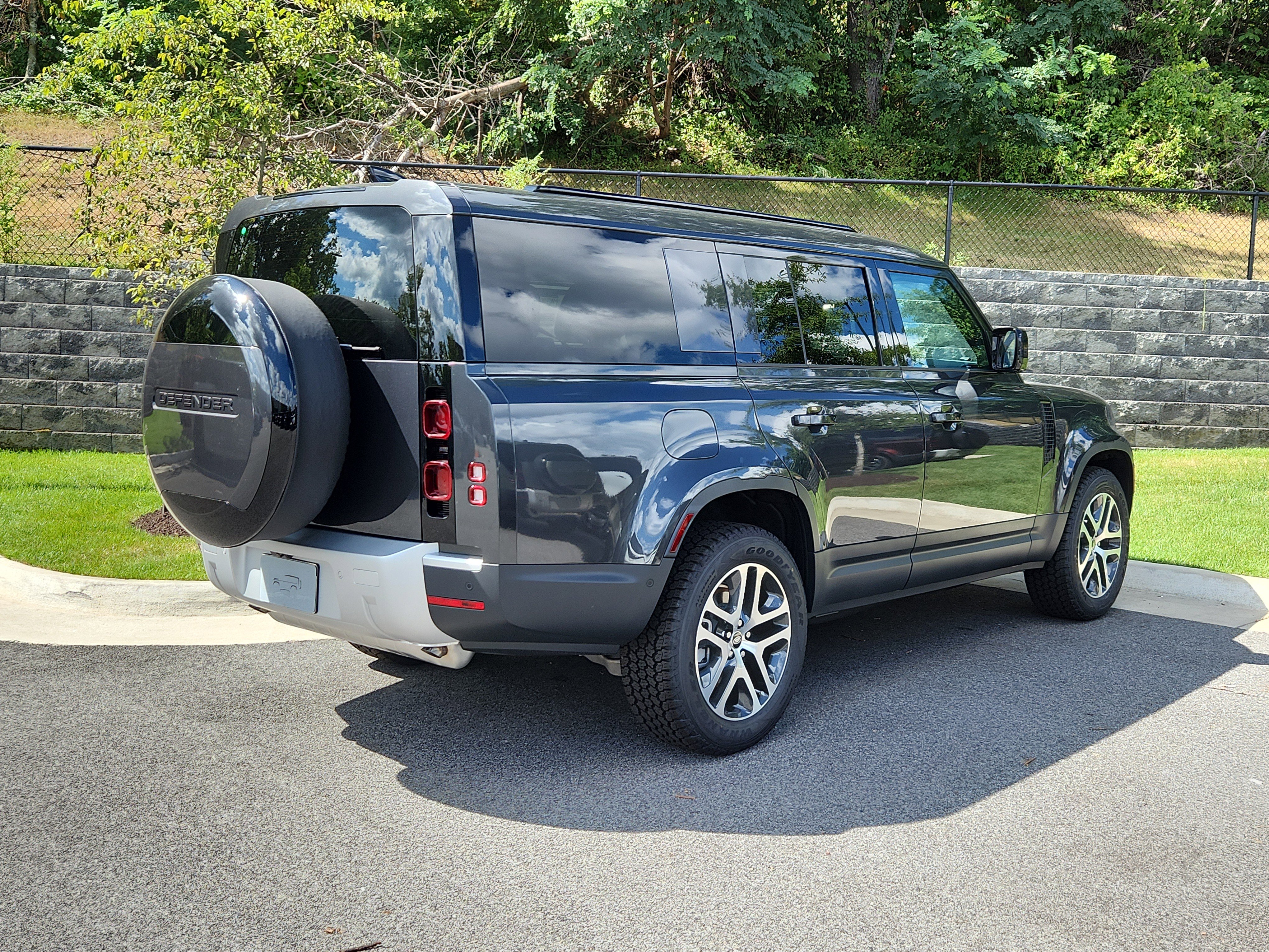 Used 2025 Land Rover Defender 130 S image 2