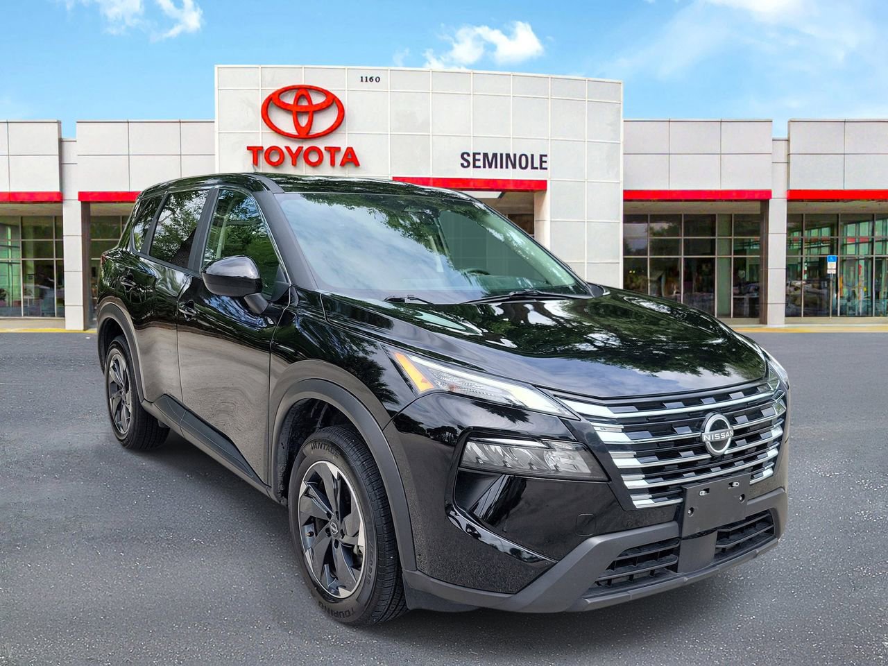 Used 2025 Nissan Rogue SV image 2