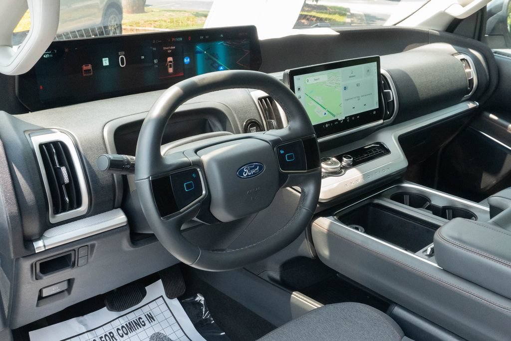 Used 2025 Ford Expedition Max Active RWD image 3