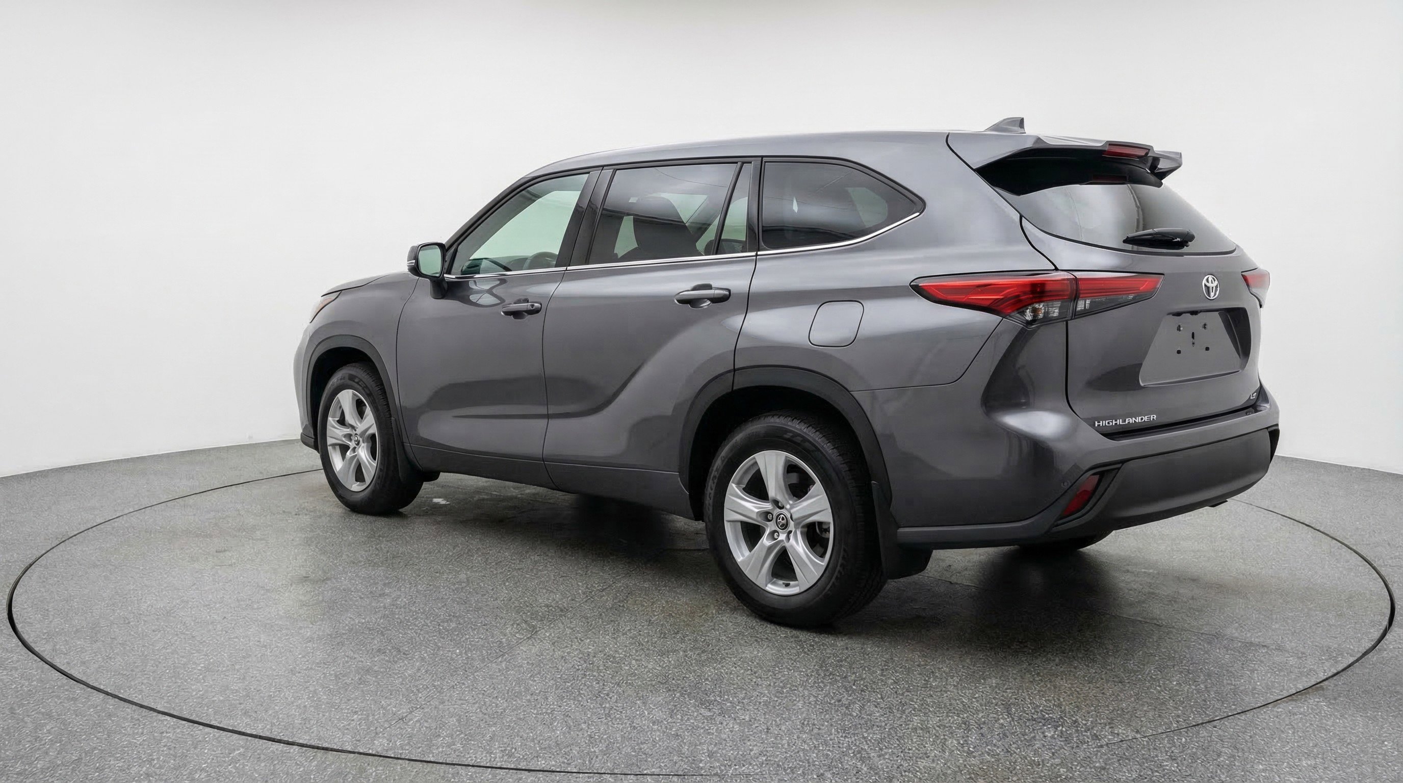 Used 2025 Toyota Highlander LE FWD image 6
