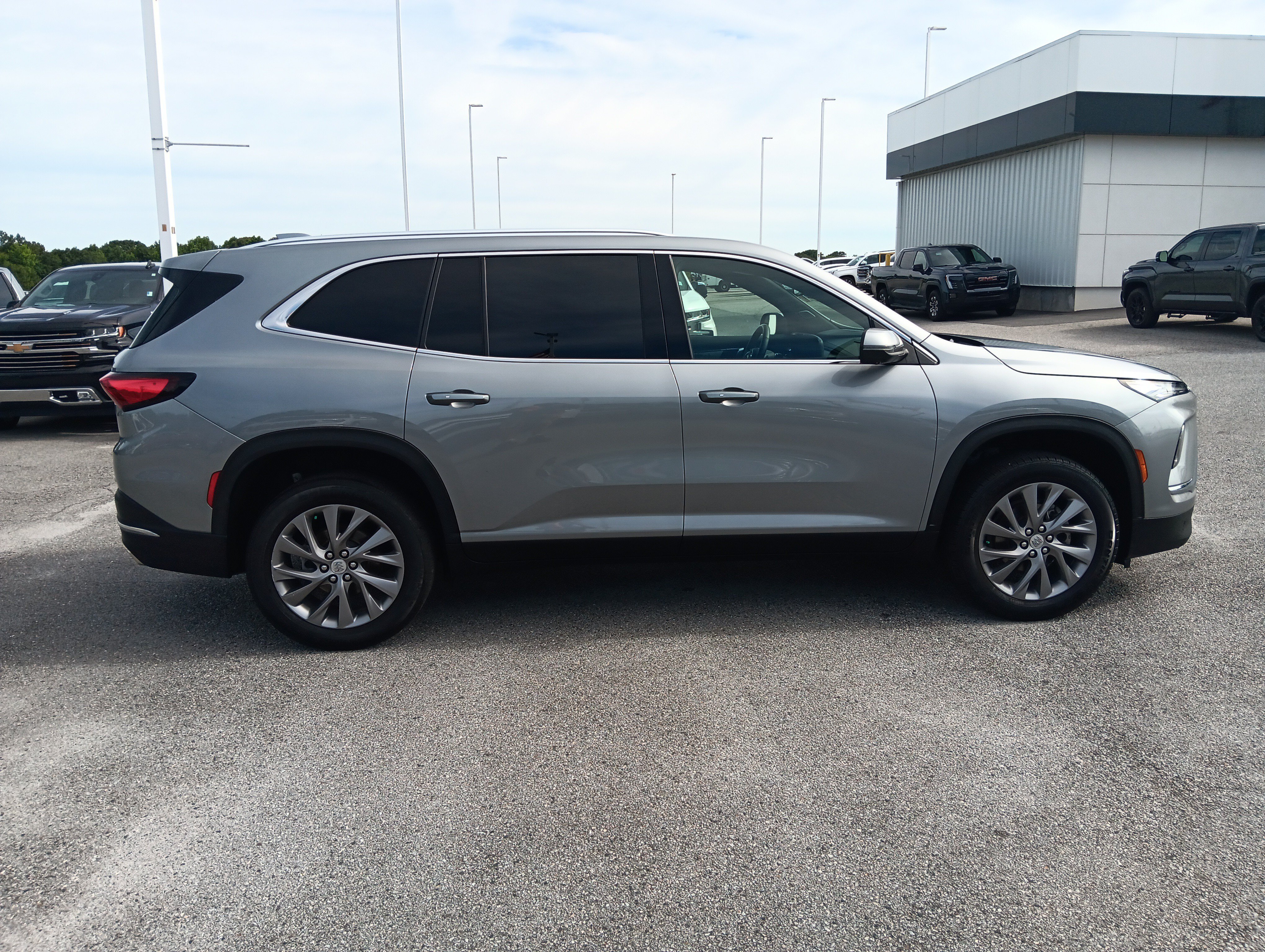 Used 2025 Buick Enclave Preferred AWD/4WD image 7