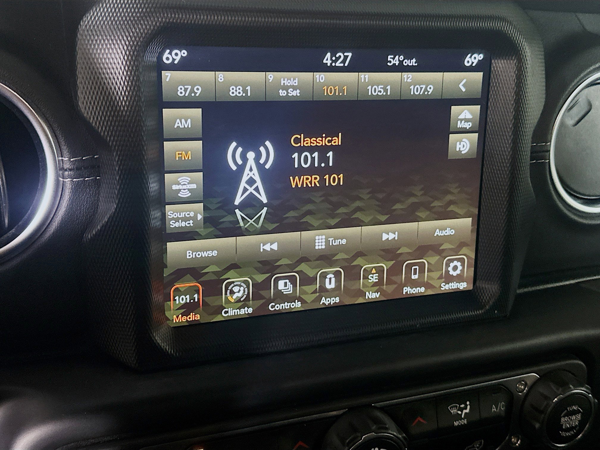 Used 2023 Jeep Wrangler Sahara image 19