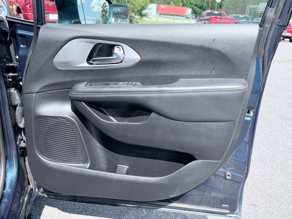 Used 2022 Chrysler Pacifica Touring FWD image 32