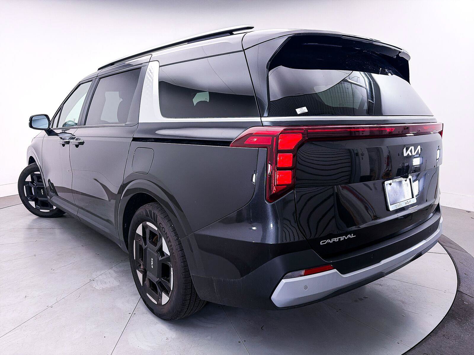Used 2026 Kia Carnival EX FWD image 2