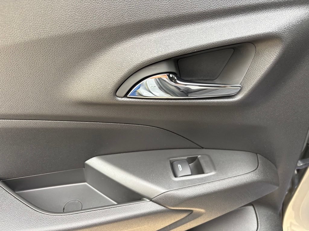 Used 2025 Chevrolet Trax RS w/ Sunroof Package FWD image 38