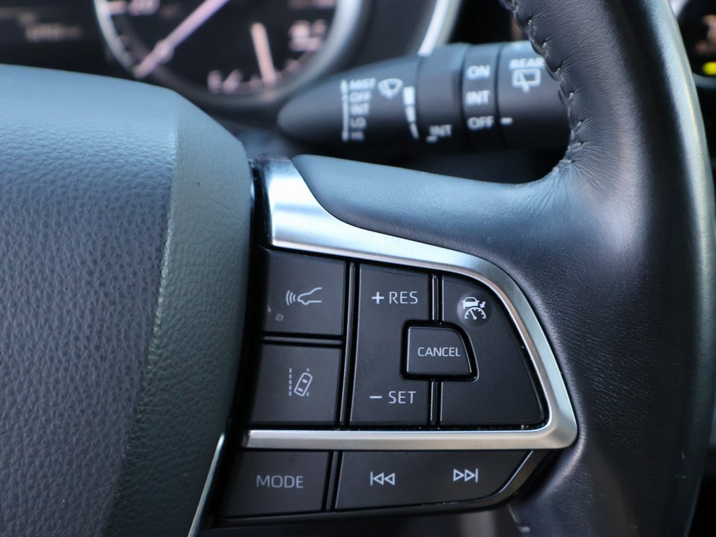 Used 2020 Toyota Highlander XLE image 31