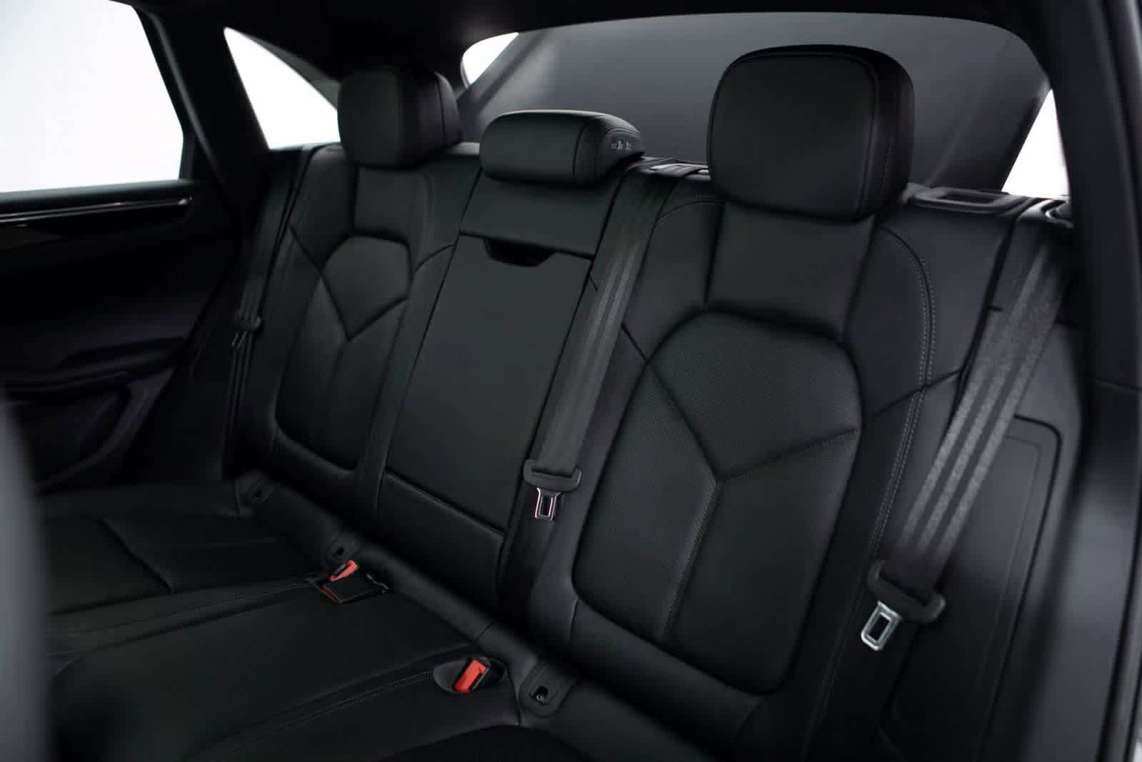 Certified 2025 Porsche Macan AWD/4WD image 30