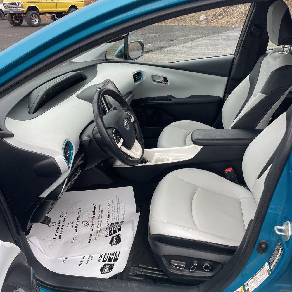 Used 2017 Toyota Prius Prime Advanced image 3