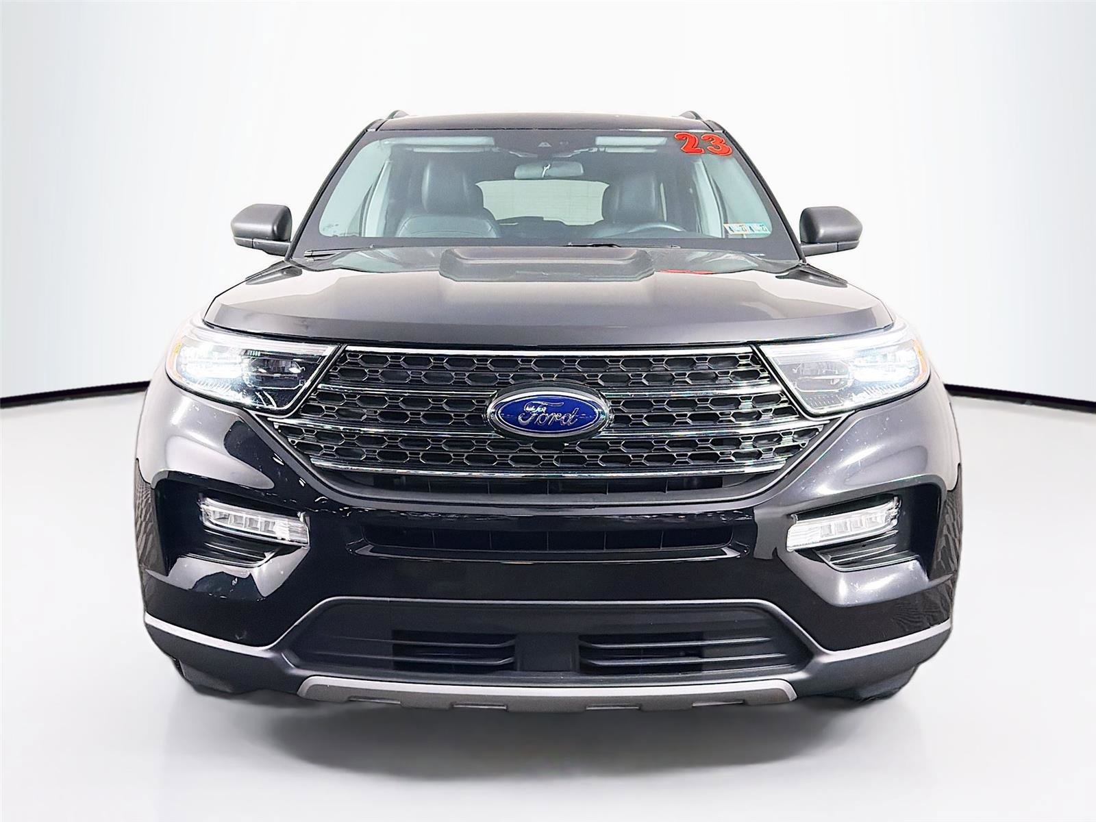 Used 2023 Ford Explorer XLT w/ Equipment Group 202A AWD/4WD image 2