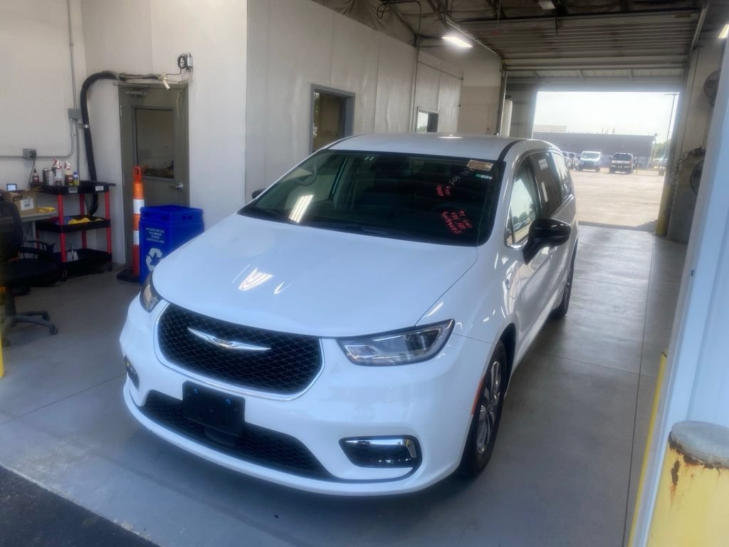 Used 2024 Chrysler Pacifica Limited FWD image 2