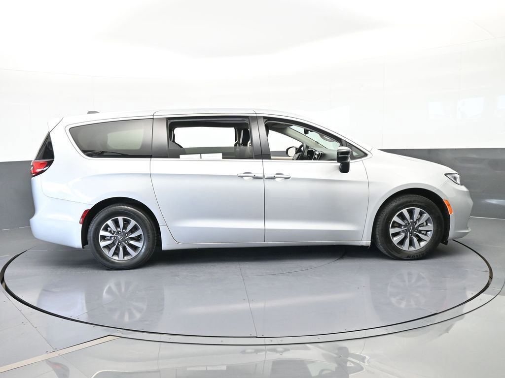 Used 2024 Chrysler Pacifica Select image 7