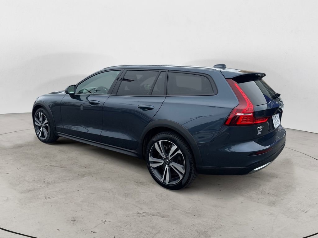 Used 2025 Volvo V60 B5 Cross Country Plus image 4