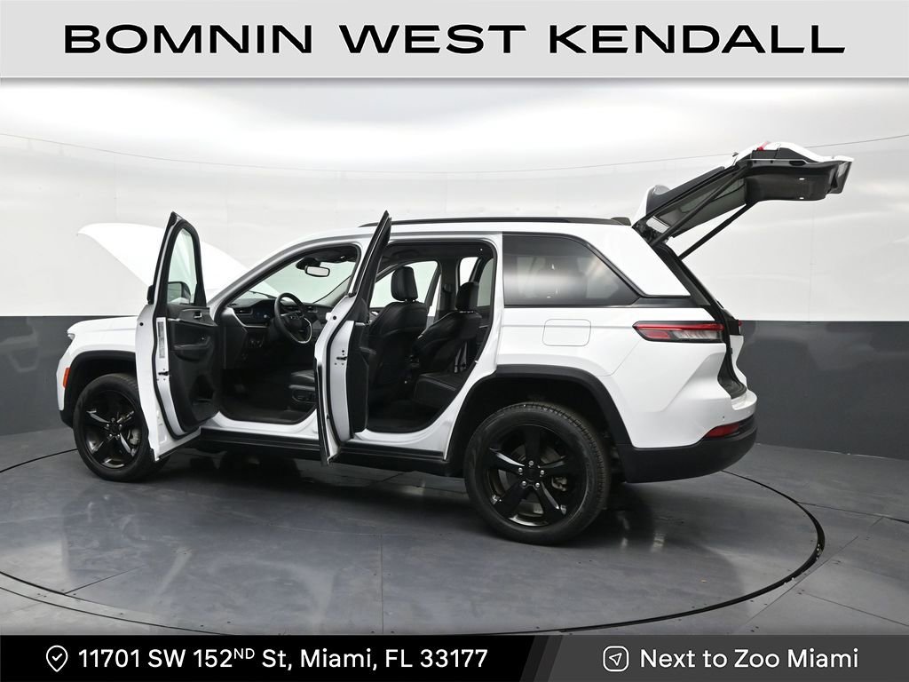 Used 2024 Jeep Grand Cherokee Limited w/ Black Appearance Package image 32