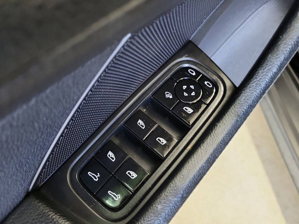 Used 2017 Porsche Panamera 4 AWD/4WD image 19