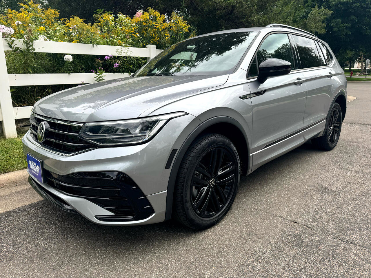 Used 2022 Volkswagen Tiguan SE R-Line image 4