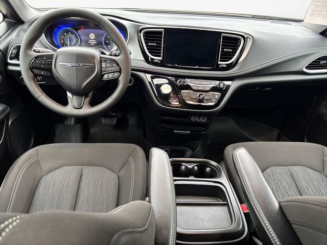 Used 2024 Chrysler Pacifica Touring image 10
