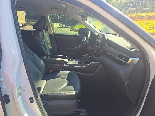 Used 2022 Toyota Highlander L FWD image 10