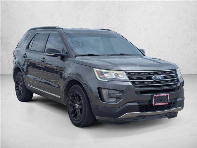 Used 2017 Ford Explorer XLT FWD image 3