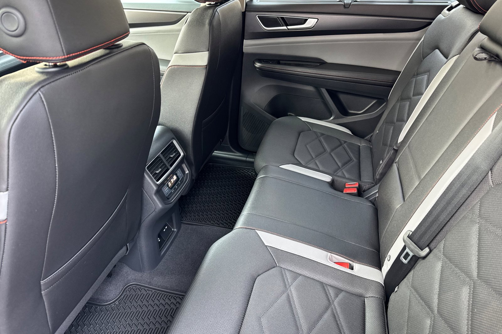 New 2025 Volkswagen Atlas Peak Edition SE image 10