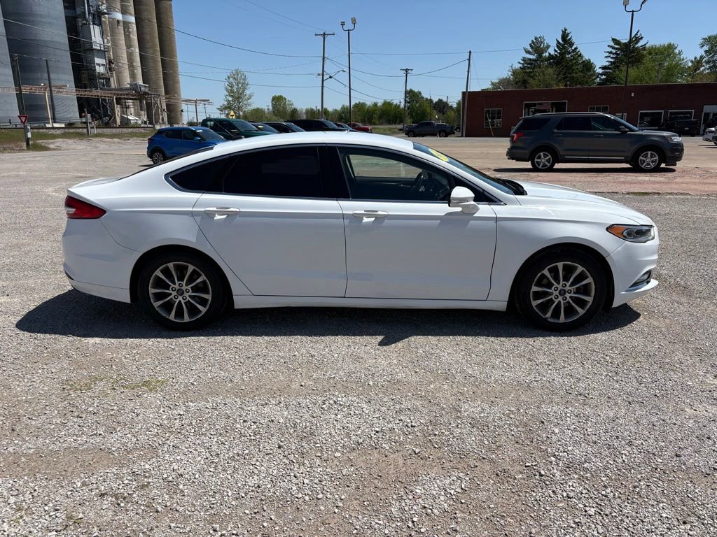 Used 2017 Ford Fusion SE w/ Fusion SE Technology Package FWD image 2