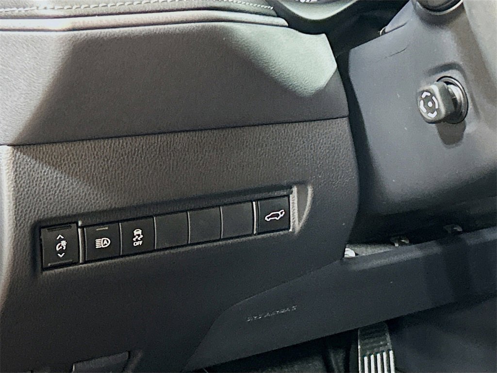 Used 2023 Toyota Venza Nightshade image 8